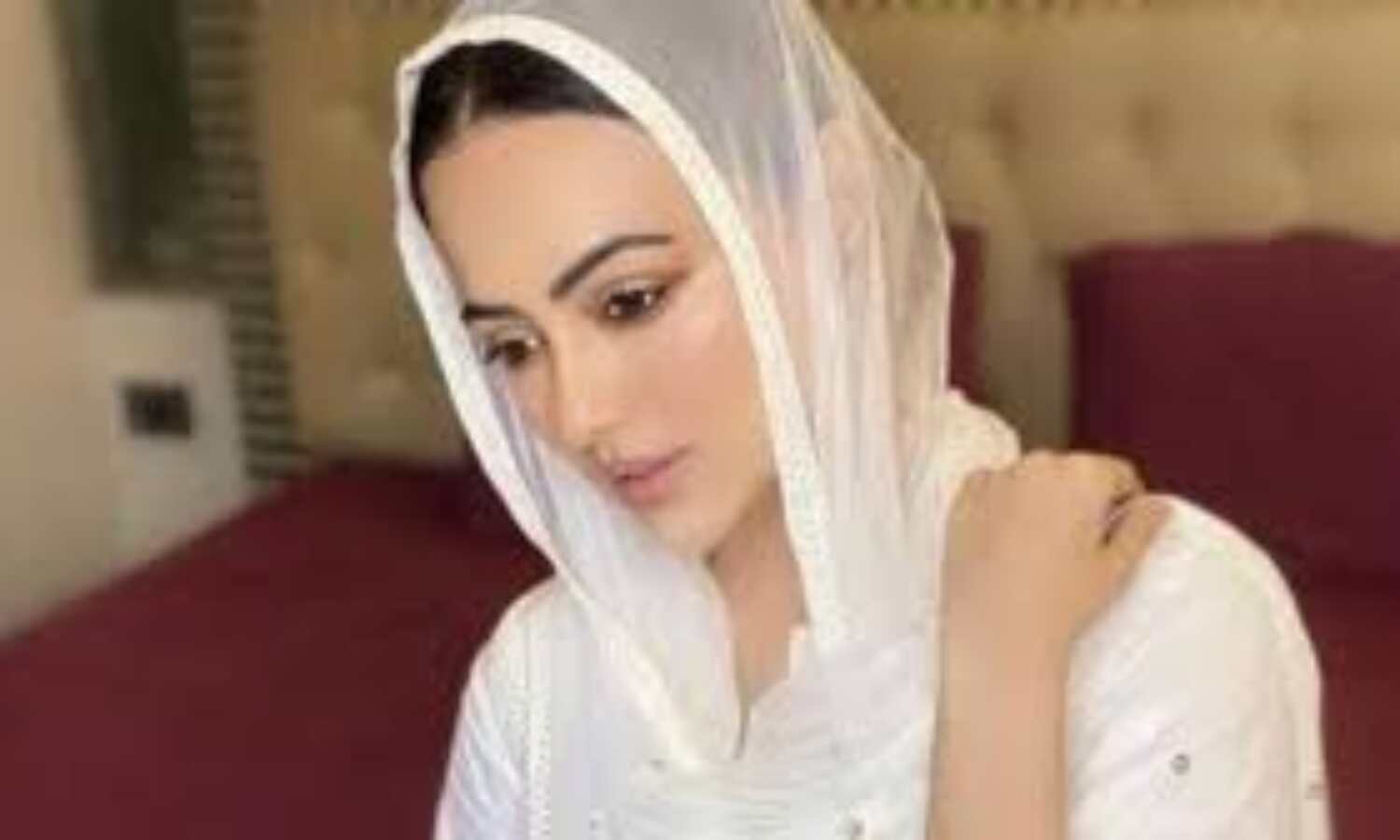 बिगबॉस प्रतियोगी रही अभिनेत्री सना खान ने बॉलीवुड को कहा अलविदा, इस्लाम को बताया कारण