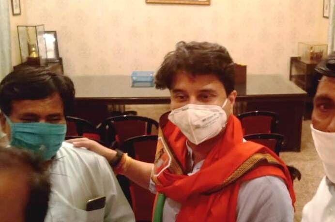 कांग्रेस के आरोपों पर सिंधिया का जवाब, मैं एक परिवार विशेष में पैदा हुआ तो इसमे गलत क्या