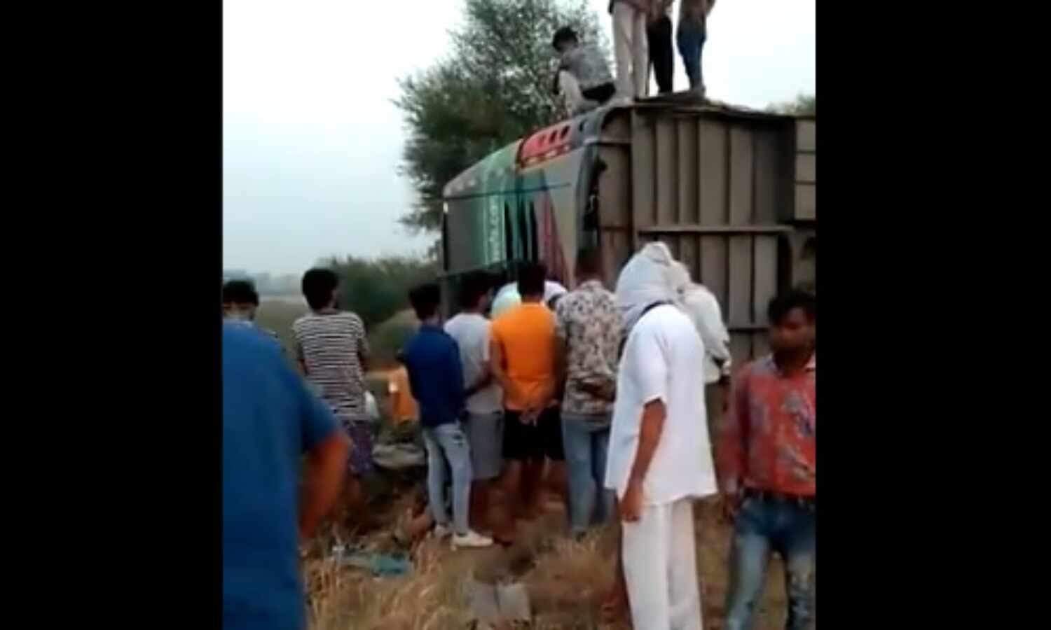 नोएडा जा रही पलटी डबल डेकर बस, तीन यात्रियों की मौत, आधा दर्जन घायल