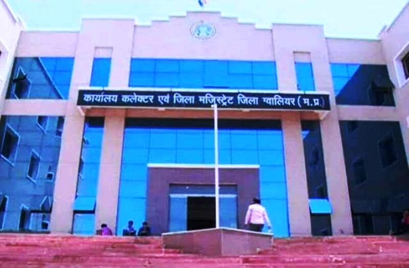 पसरा रहा सन्नाटा, रिटर्निंग अधिकारी करते रहे इंतजार, छह ने लिए नामांकन