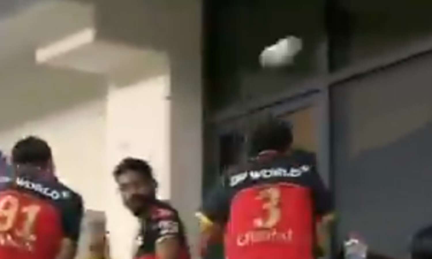 सुंदर के ने मारा ऐसा छक्का की बचने के लिए ड्रेसिंग रूम के अंदर भागे युजवेंद्र चहल