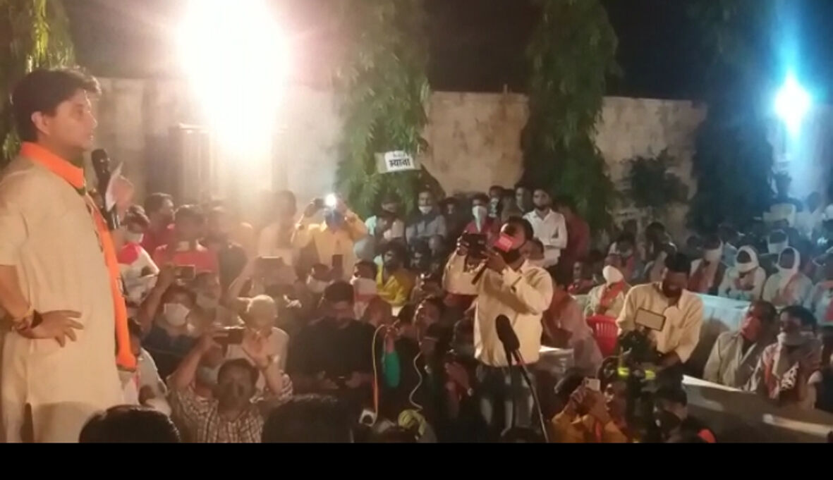 म्याना में कार्यकर्ता सम्मेलन में गरजे सिंधिया, दिग्गी-कमलनाथ को बताया भ्रष्टाचार की जोड़ी म्याना में कार्यकर्ता सम्मेलन में गरजे सिंधिया, दिग्गी-कमलनाथ को बताया भ्रष्टाचार की जोड़ी