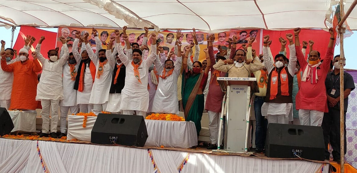 एक बार नहीं बल्कि 17 बार करुंगा ऐसे ही घुटने टेककर जनता को प्रणाम : शिवराज सिंह एक बार नहीं बल्कि 17 बार करुंगा ऐसे ही घुटने टेककर जनता को प्रणाम : शिवराज सिंह