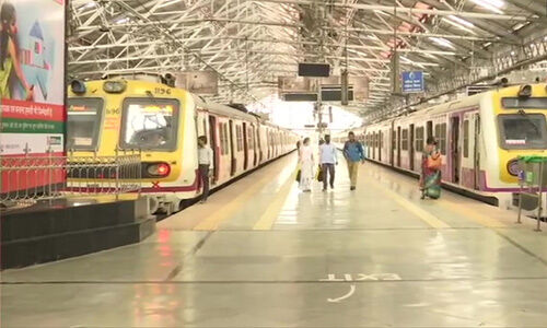 मुंबई : ग्रिड फेल होने से बिजली आपूर्ति ठप, लोकल ट्रेनों में फंसे लाखों यात्री
