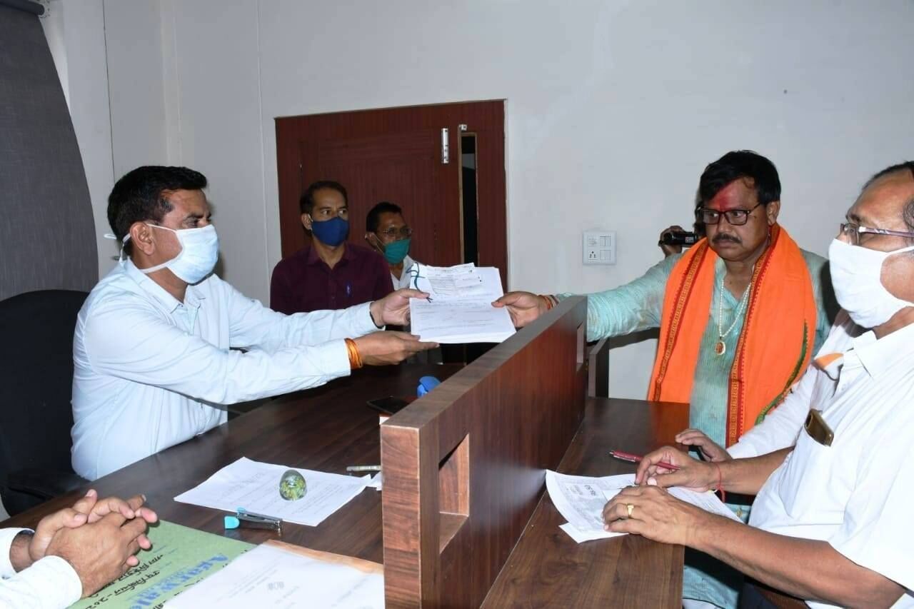 मंत्री प्रद्युमन सिंह तोमर एवं कांग्रेस प्रत्याशी सतीश सिकरवार ने दाखिल किया नामांकन