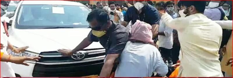 मुख्यमंत्री शिवराज की कार के सामने लेटी युवती, ये है मामला ... मुख्यमंत्री शिवराज की कार के सामने लेटी युवती, ये है मामला ...