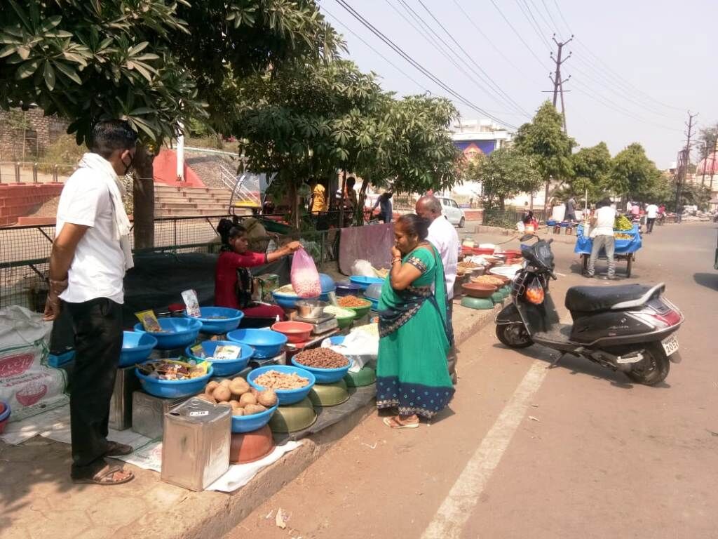 फुटपाथ पर बिकने के कारण गरीबों ने भी सीखा मेवा खाना