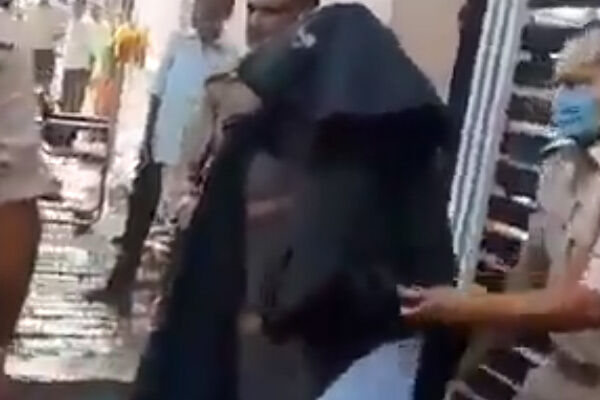 उप्र विधानसभा के सामने महिला ने खुद को लगाई आग, हालत गंभीर