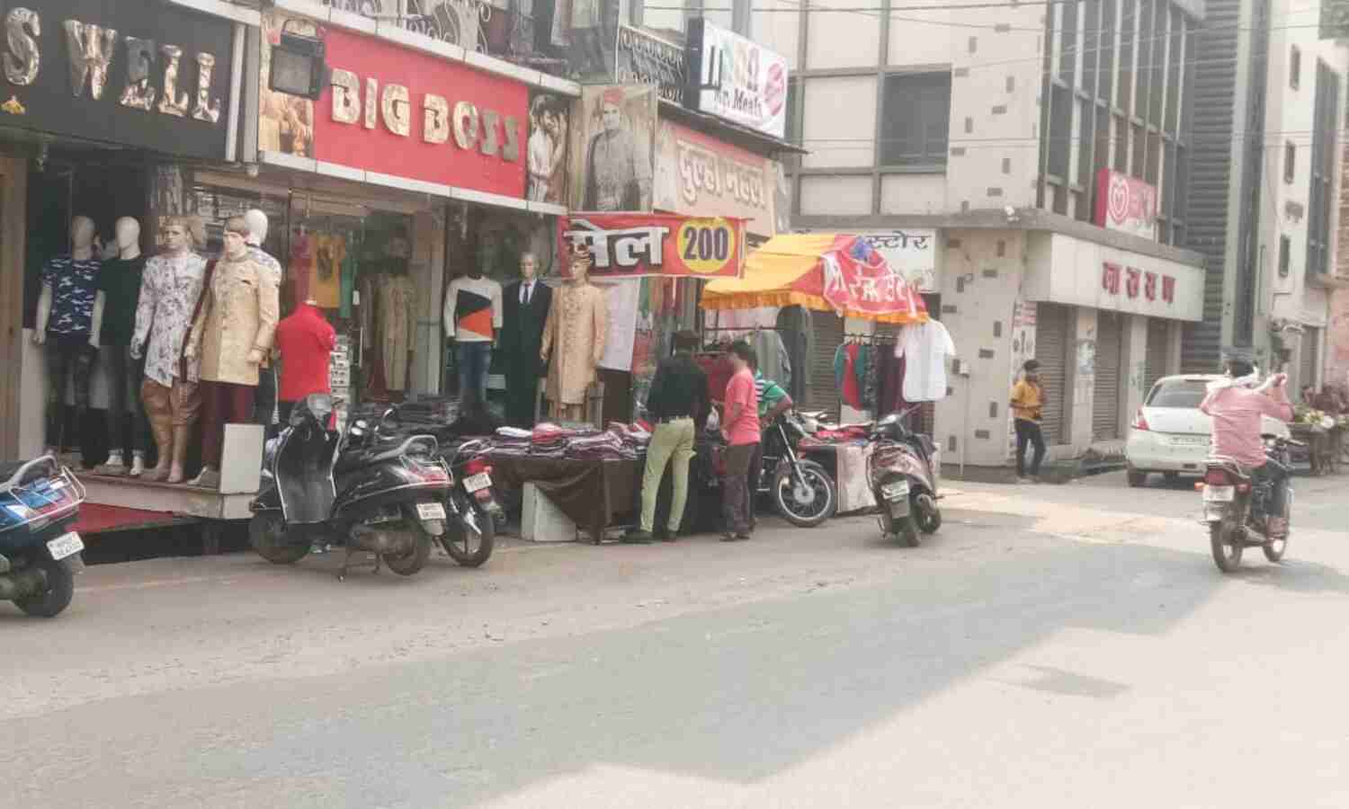 कंपनी की शर्ट 300 और जींस 500 रुपए में.....