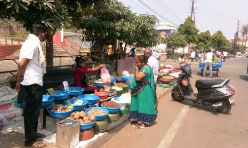 फुटपाथ पर बिकने के कारण गरीबों ने भी सीखा मेवा खाना