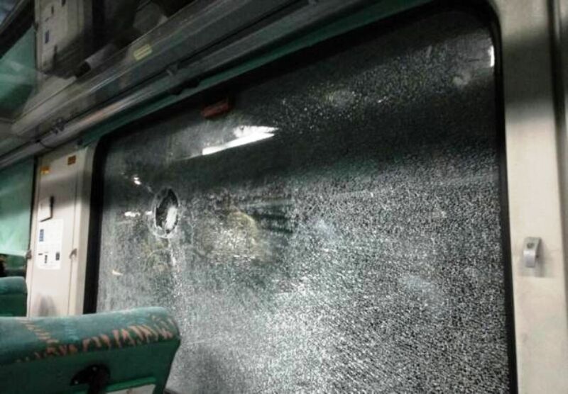 दूरंतो एक्सप्रेस पर पथराव, कोच के कांच फूटे, सहमे यात्रियों में मची भगदड़