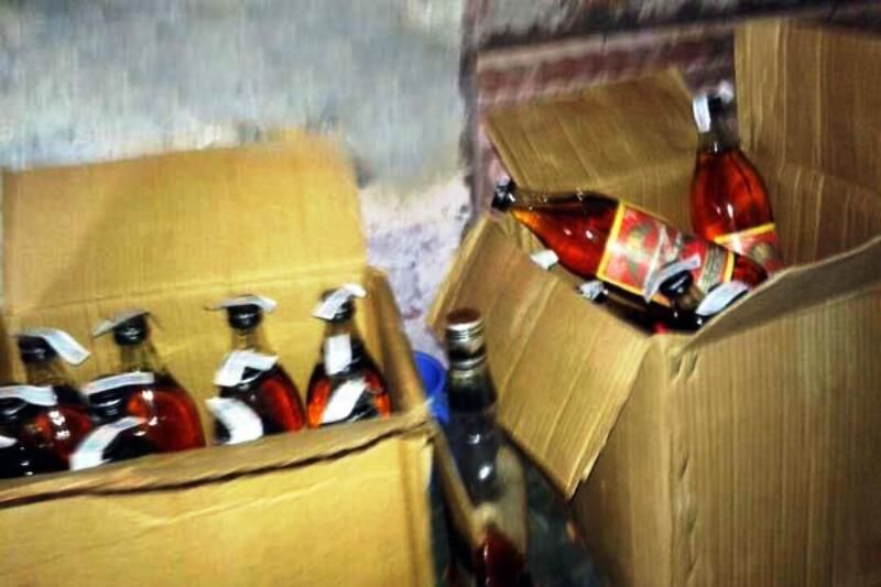 मप्र शासन लिखे वाहन में पुलिस ने पकड़ी अवैध शराब