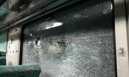 दूरंतो एक्सप्रेस पर पथराव, कोच के कांच फूटे, सहमे यात्रियों में मची भगदड़