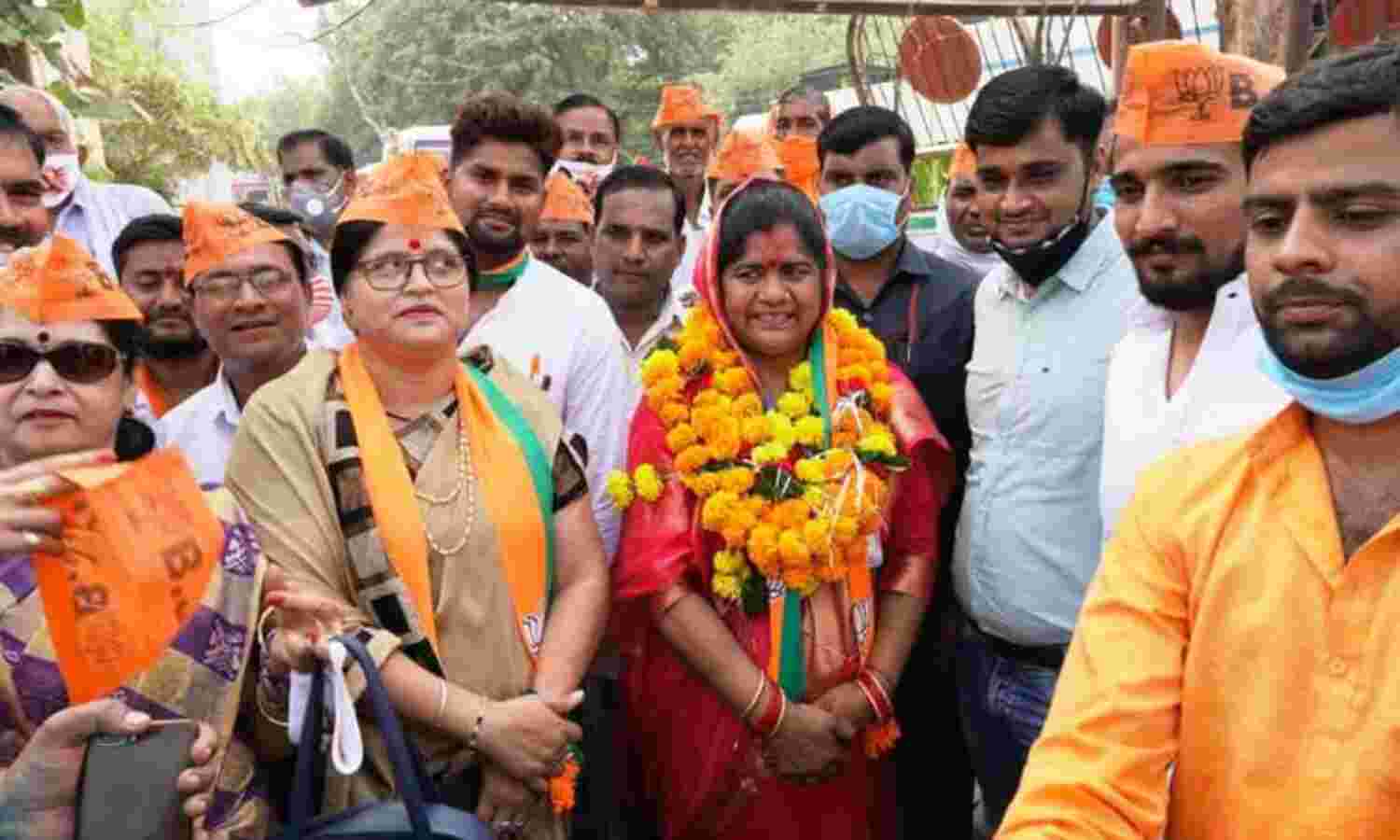 मंत्री इमरती देवी ने भरा नामांकन, कमलनाथ पर लगाया आरोप, सुरेश राजे पर कसा तंज