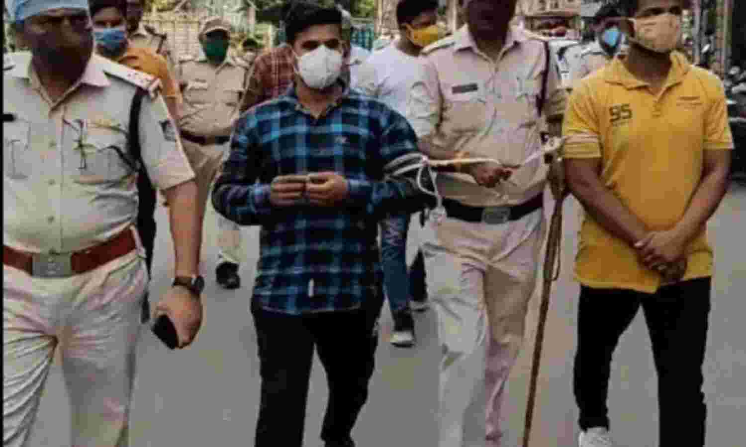 पुलिस ने नशे की हालत में उत्पात मचाने वाले बदमाशों का निकाला जुलुस