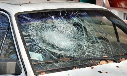 बिना अनुमति के हो रहे निर्माण कार्य से छज्जा गिरा कार क्षतिग्रस्त