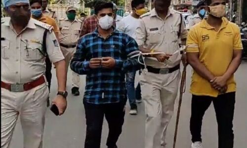 पुलिस ने नशे की हालत में उत्पात मचाने वाले बदमाशों का निकाला जुलुस