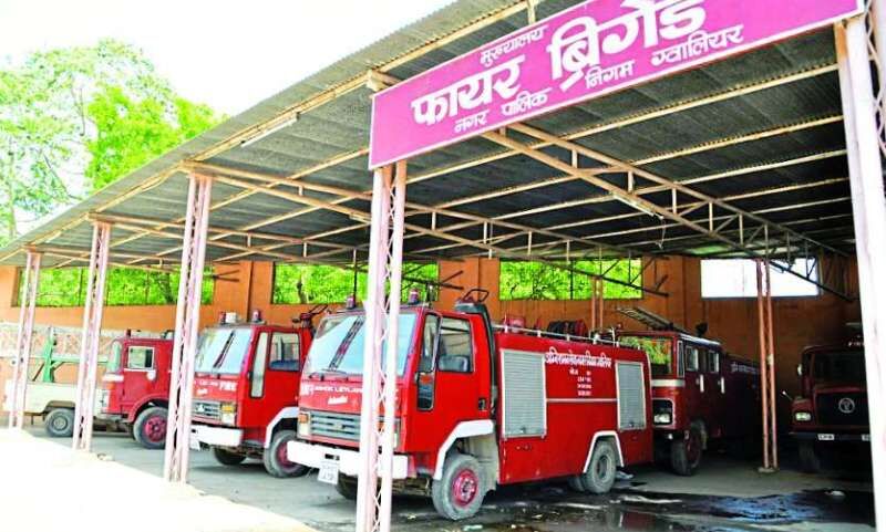 व्यापार के लिए परिवार की जिंदगी लगा रहे दांव पर, 15 दुकानों को दमकल देगा नोटिस