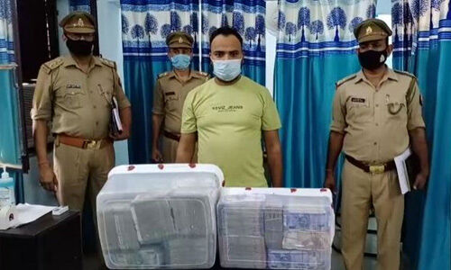 ग्रेटर नोएडा : चोर के पास मिली रकम को गिनने के लिए पुलिस ने मंगाई मशीन ग्रेटर नोएडा : चोर के पास मिली रकम को गिनने के लिए पुलिस ने मंगाई मशीन