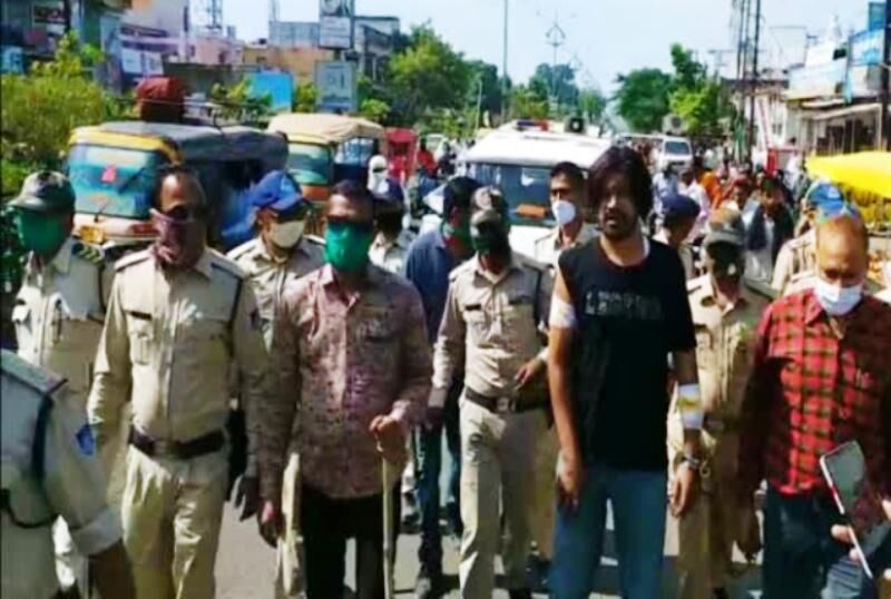 ऑटो चालक के साथ मारपीट करने वाला मुख्य आरोपी गिरफ्तार, पुलिस ने  निकाला जुलुस