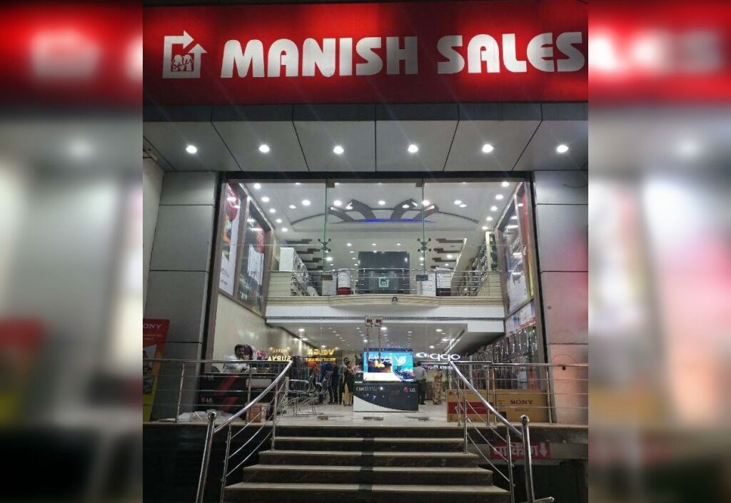 मनीष सेल्स शोरूम में लाखों के मोबाइल, कैमरे चोरी