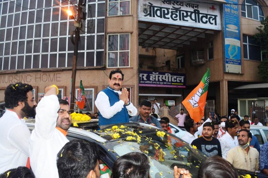 कमलनाथ ने नेताओं को बैठा दिया है घर, खुद पर हावी हो गई है उम्र: डॉ मिश्रा