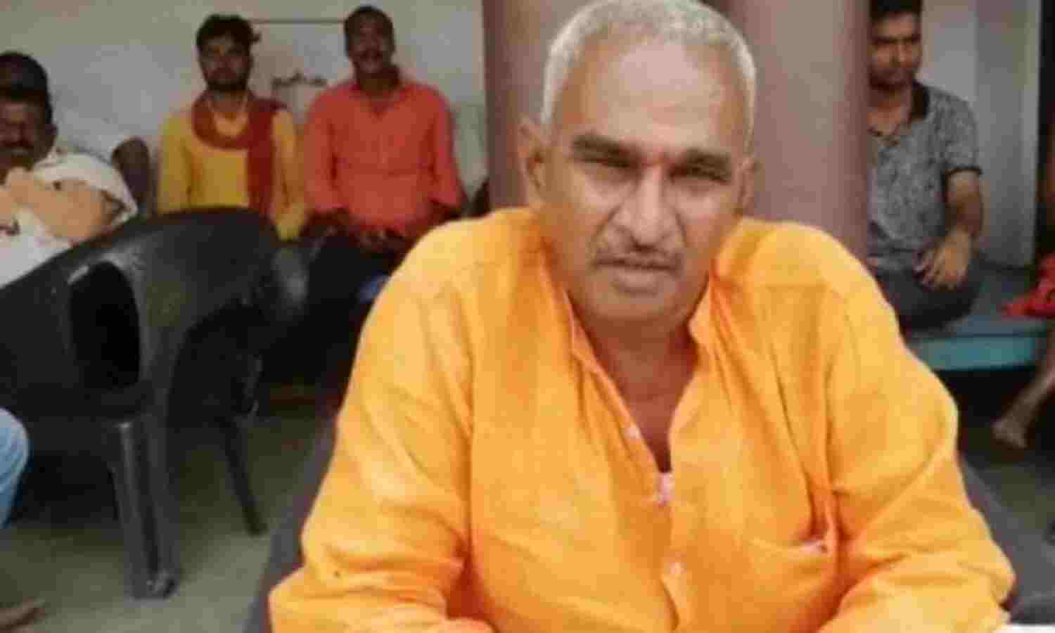 बलिया गोलीकांड : भाजपा विधायक सुरेंद्र सिंह परिवार को लेकर पहुंचे थाने