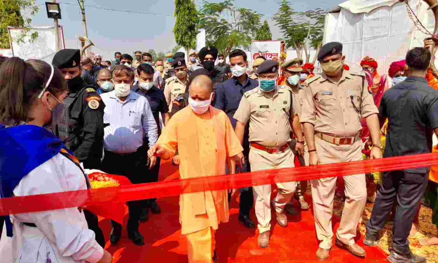 योगी ने बलरामपुर को दी सवा पांच सौ करोड़ की सौगात योगी ने बलरामपुर को दी सवा पांच सौ करोड़ की सौगात