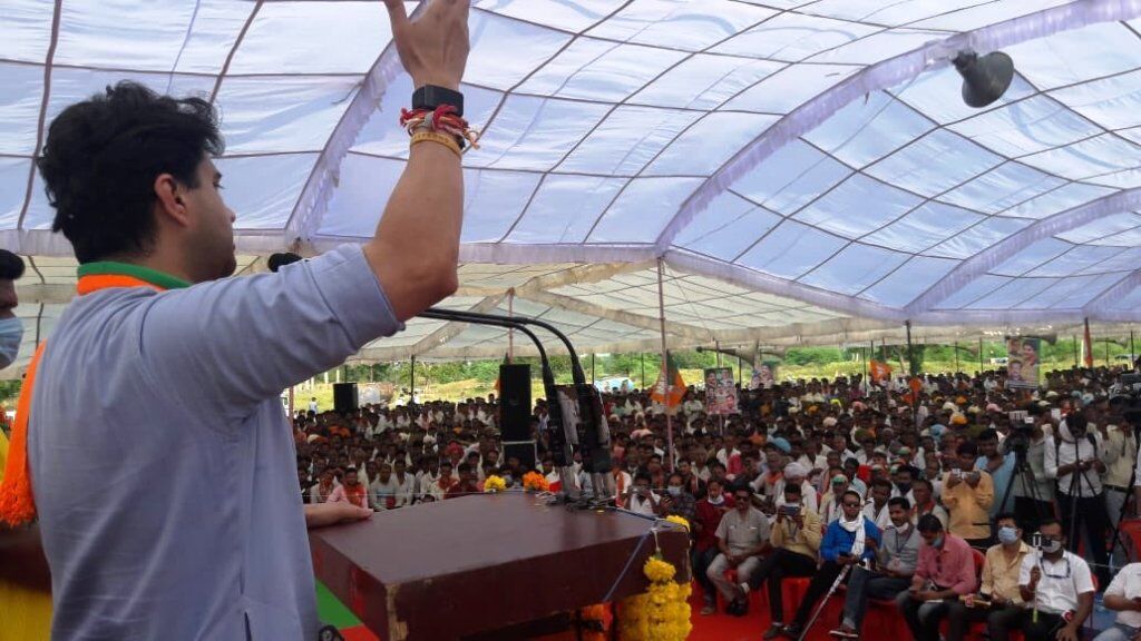 सिंधिया की सभा में बुजुर्ग की मौत, नारायण पटेल के समर्थन में पहुंचे मांधाता