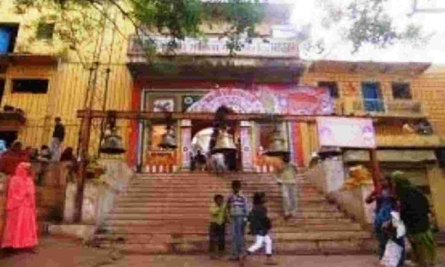 एक दिन पहले कहा था कि नहीं लगेंगी प्रसाद की दुकानें, बिना मास्क के नहीं मिलेगा प्रवेश