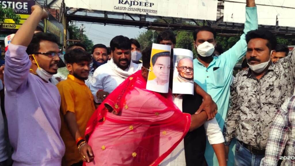 इंदौर में भाजपा कार्यकताओं ने कमलनाथ बन लगाए ठुमके, दिग्विजय ने दी दाद इंदौर में भाजपा कार्यकताओं ने कमलनाथ बन लगाए ठुमके, दिग्विजय ने दी दाद