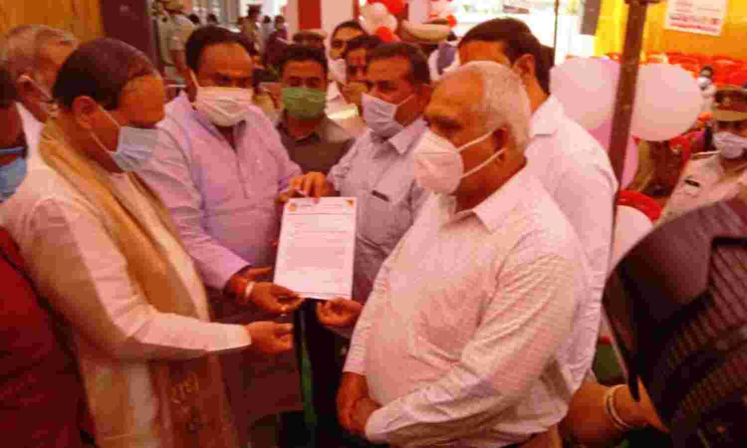 वृन्दावन : समाजसेवियों ने जिलाधिकारी एवं वरिष्ठ पुलिस अधीक्षक को दिया ज्ञापन