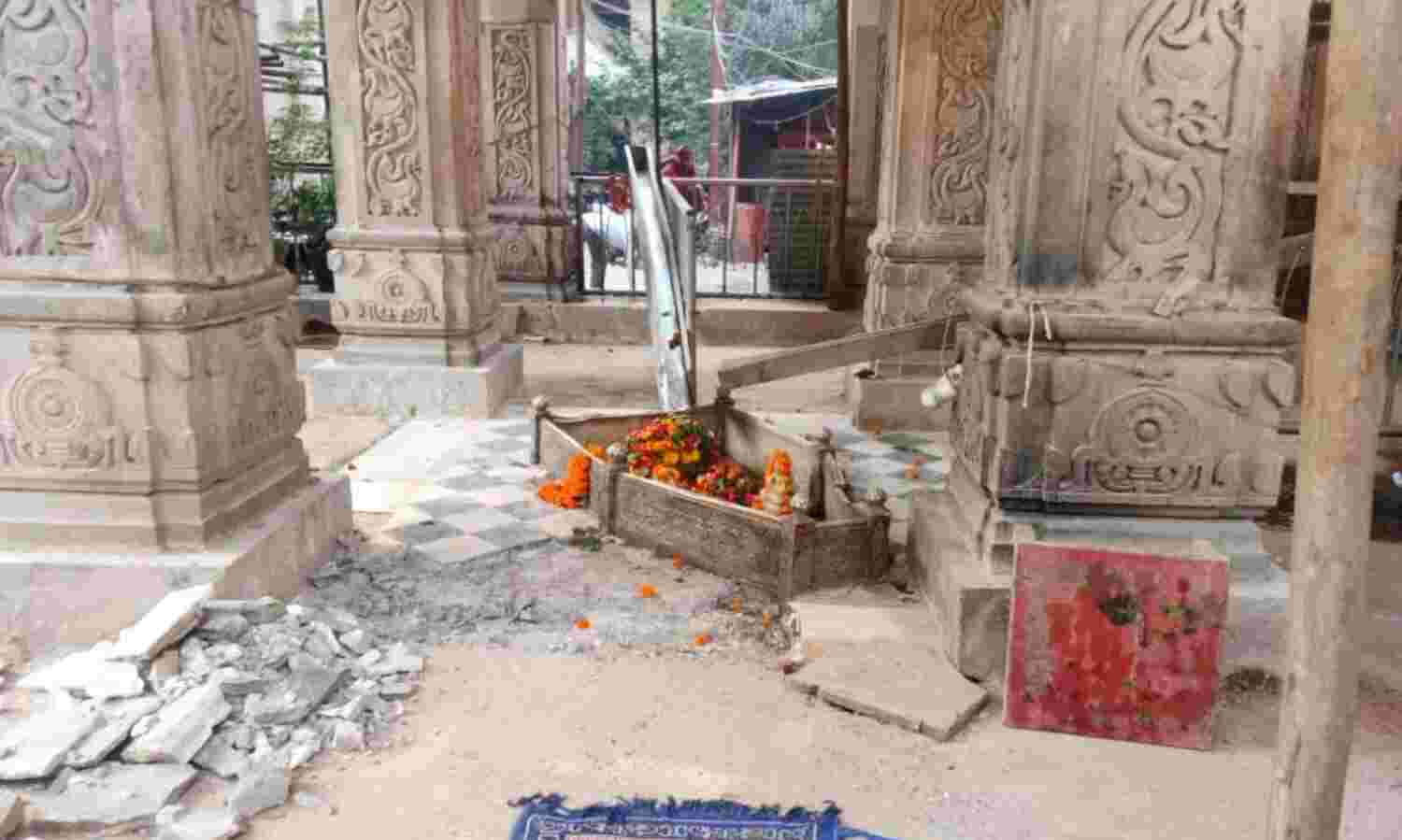 मंदिर प्रबंधन की पहल से चबूतरा नीचा होने से भक्तों को भोलेनाथ के दर्शन शुरू