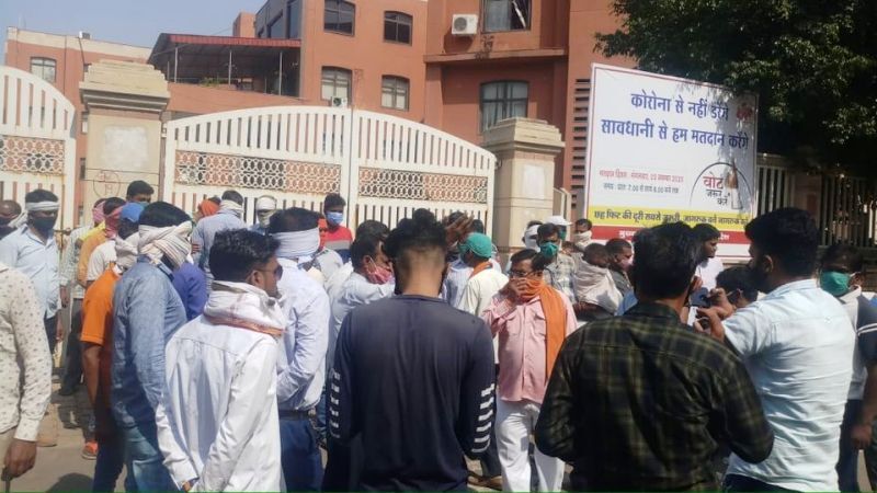 मदाखलत अमले ने द्वार पर जड़ा ताला, कर्मचरियों को वापस लेने की मांग