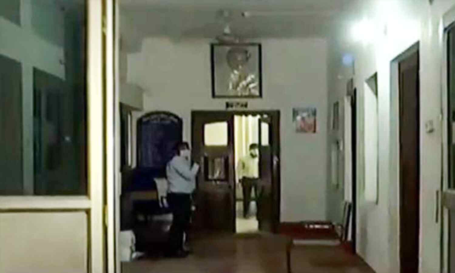 पटना में कांग्रेस के मुख्यालय सदाकत आश्रम में आयकर विभाग की रेड, गाड़ी में मिले लाखों रुपये