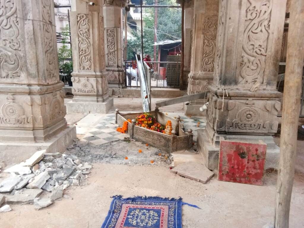 मंदिर प्रबंधन की पहल से चबूतरा नीचा होने से भक्तों को भोलेनाथ के दर्शन शुरू
