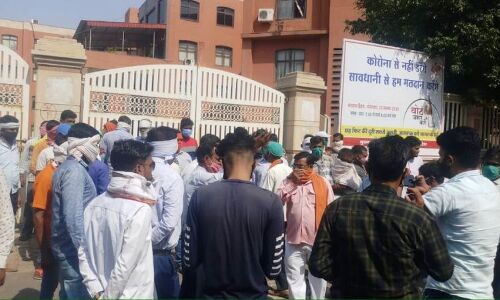 मदाखलत अमले ने द्वार पर जड़ा ताला, कर्मचरियों को वापस लेने की मांग