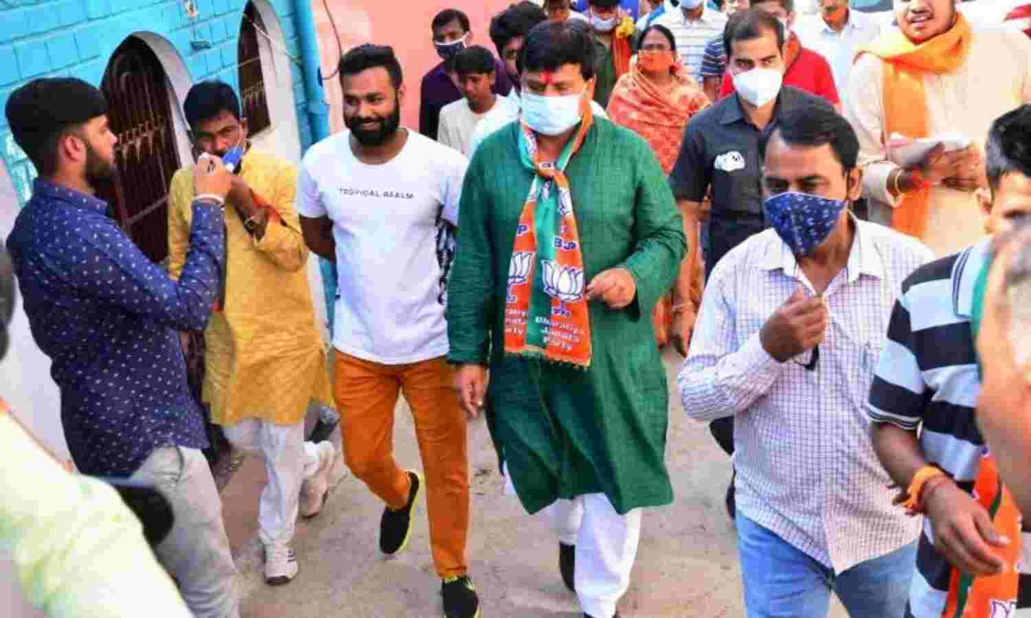 प्रद्युम्न के पैरों में पड़ गए छाले, पत्नी ने संभाला मोर्चा प्रद्युम्न के पैरों में पड़ गए छाले, पत्नी ने संभाला मोर्चा