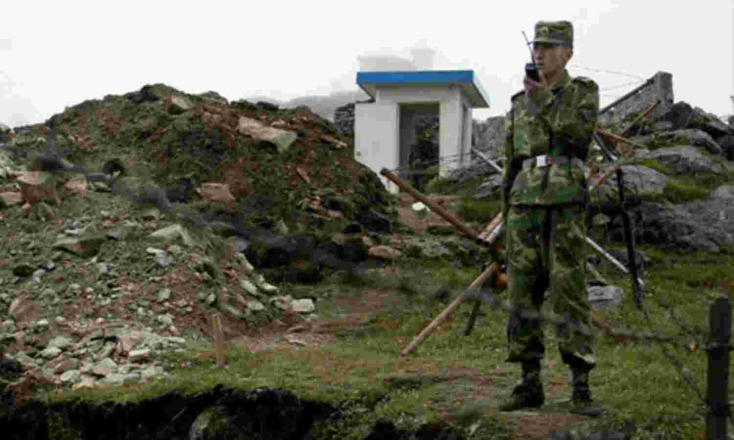 चीनी सैनिक के पास से मिले स्लीपिंग बैग और स्टोरेज डिवाइस