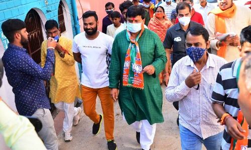 प्रद्युम्न के पैरों में पड़ गए छाले, पत्नी ने संभाला मोर्चा प्रद्युम्न के पैरों में पड़ गए छाले, पत्नी ने संभाला मोर्चा