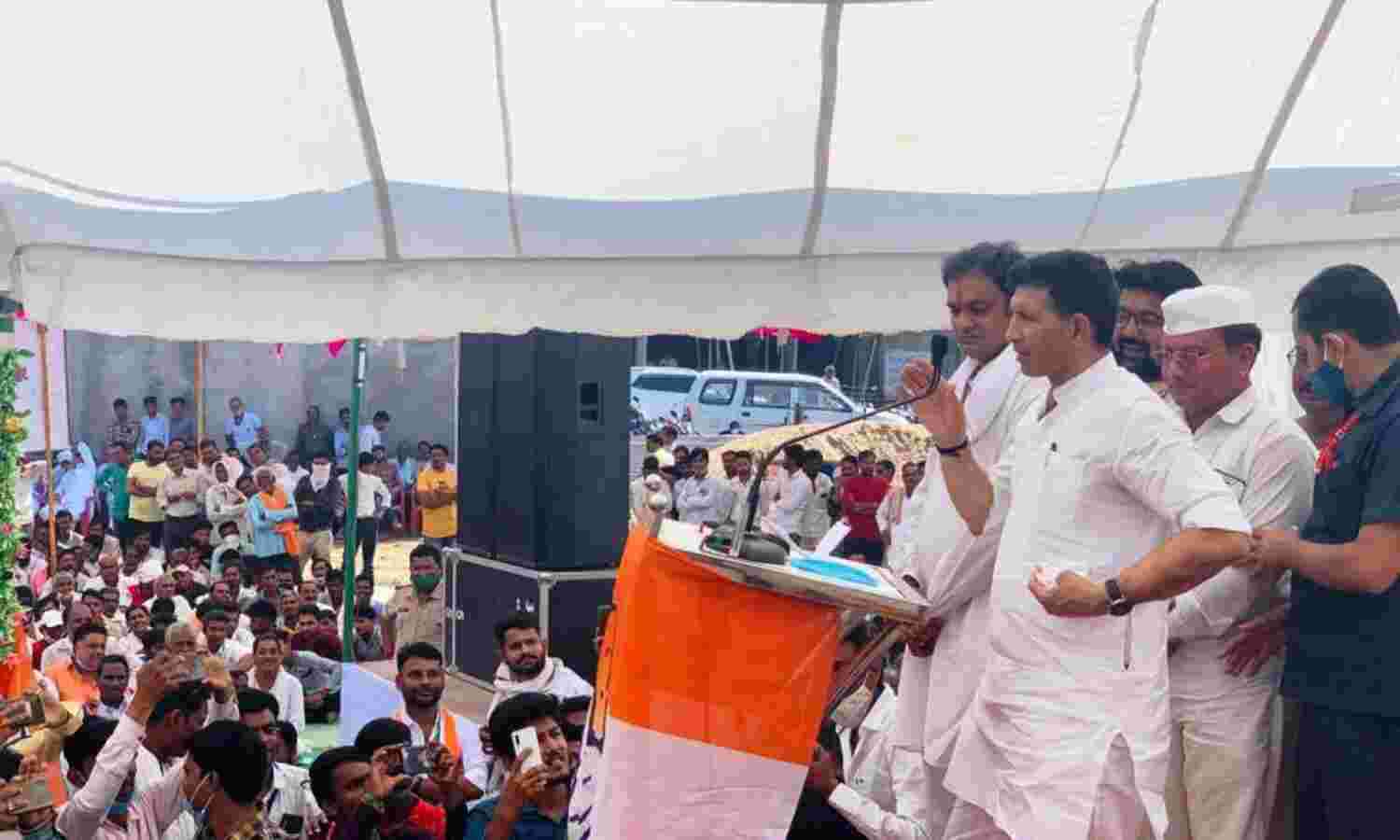 फिर तार-तार हुई शब्दों की मर्यादा?,मुख्यमंत्री को बताया कमलनाथ के पैरों की धूल फिर तार-तार हुई शब्दों की मर्यादा?,मुख्यमंत्री को बताया कमलनाथ के पैरों की धूल