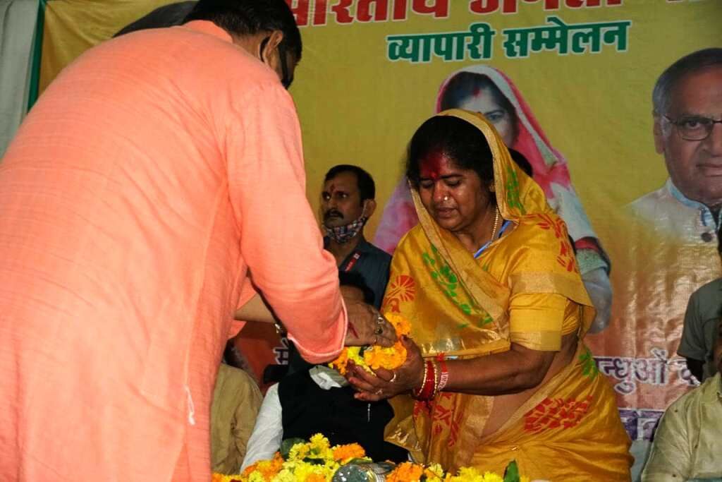 ढोलक की थाप पर भेंट गााकर मंत्री इमरती ने किया प्रभावित ढोलक की थाप पर भेंट गााकर मंत्री इमरती ने किया प्रभावित