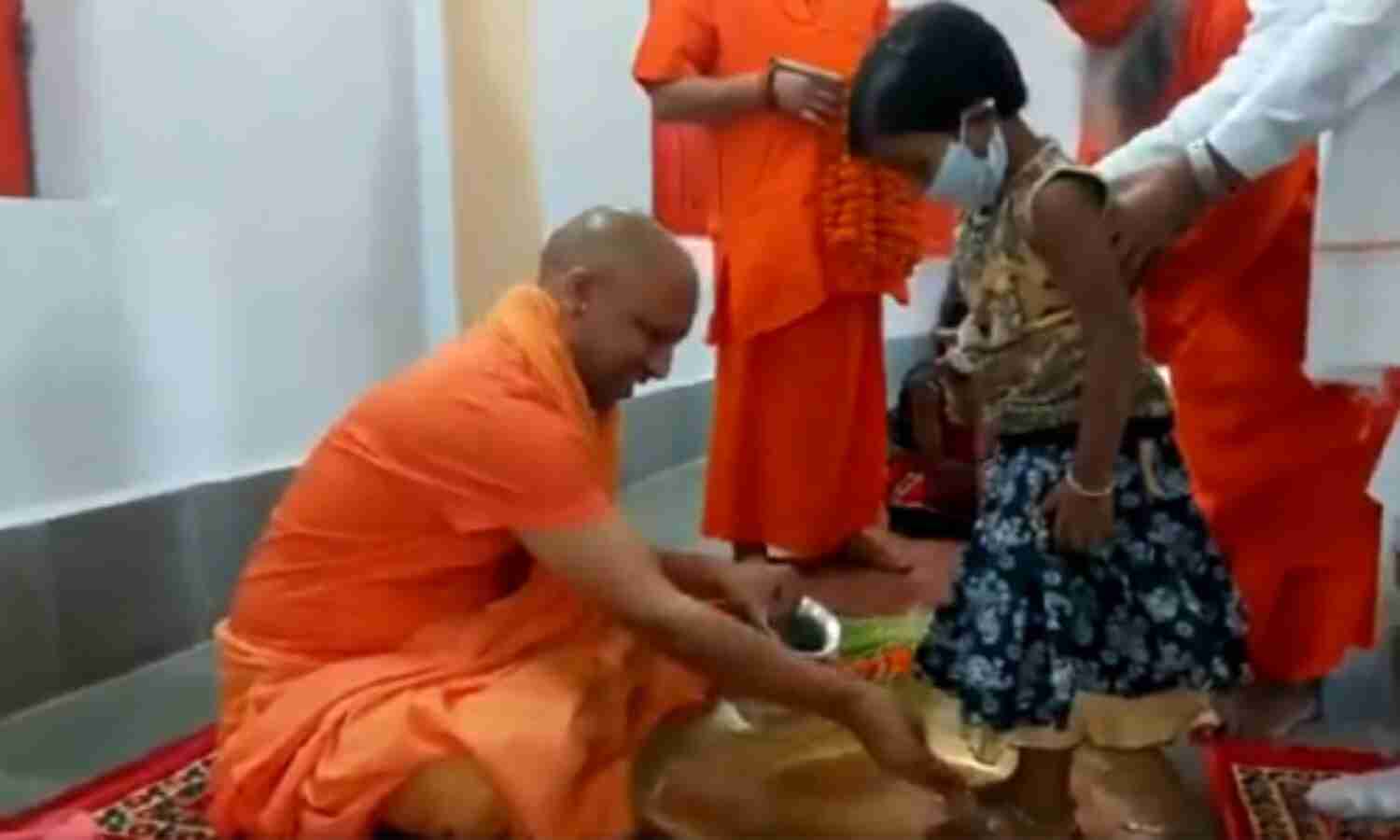 मुख्यमंत्री योगी ने गोरखनाथ मंदिर में किया कन्या पूजन