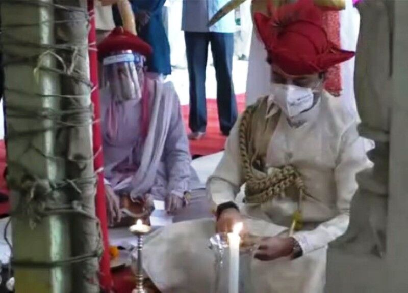 सिंधिया ने विजयादशमी के अवसर पर किया शमी पूजन, दी शुभकामनाएं सिंधिया ने विजयादशमी के अवसर पर किया शमी पूजन, दी शुभकामनाएं