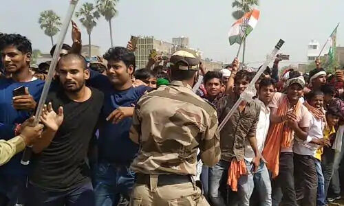 तेजस्वी की सभा में बेकाबू भीड़ पर पुलिस ने बरसाई लाठियां, मची अफरा-तफरी