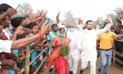 बिहार विधानसभा चुनाव में पहले चरण के लिए भाषण देने के बाद एकाएक मंच से कूद कर भागने लगे तेजस्वी, जानिए पूरा मामला बिहार विधानसभा चुनाव में पहले चरण के लिए भाषण देने के बाद एकाएक मंच से कूद कर भागने लगे तेजस्वी, जानिए पूरा मामला