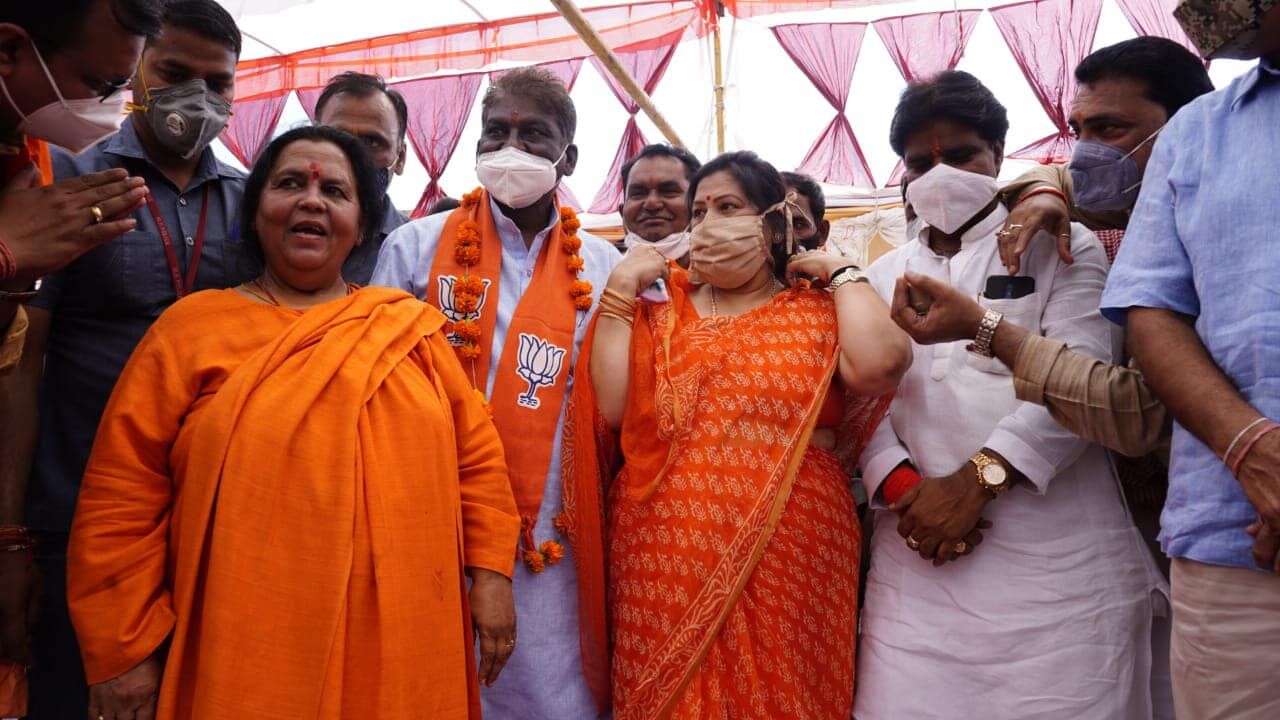 सांची : सभा के दौरान उमा भारती के नेतृत्व में वर्तमान प्रत्याशी और पूर्व प्रतिद्वंदी आये एक मंच पर सांची : सभा के दौरान उमा भारती के नेतृत्व में वर्तमान प्रत्याशी और पूर्व प्रतिद्वंदी आये एक मंच पर