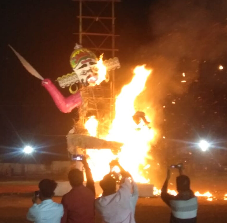 कोरोना के कारण 20 फिट घटा बुराई का कद, 31 फिट के दशानन का पुतला बिना धूमधाम के खाक कोरोना के कारण 20 फिट घटा बुराई का कद, 31 फिट के दशानन का पुतला बिना धूमधाम के खाक