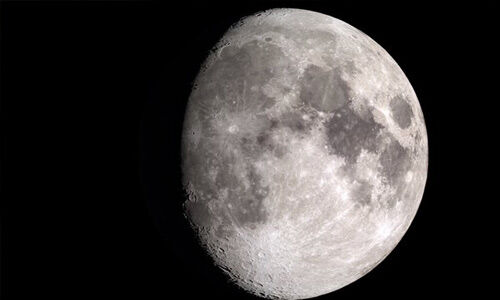 नासा ने चांद की सतह पर ढूंढ निकाला पानी