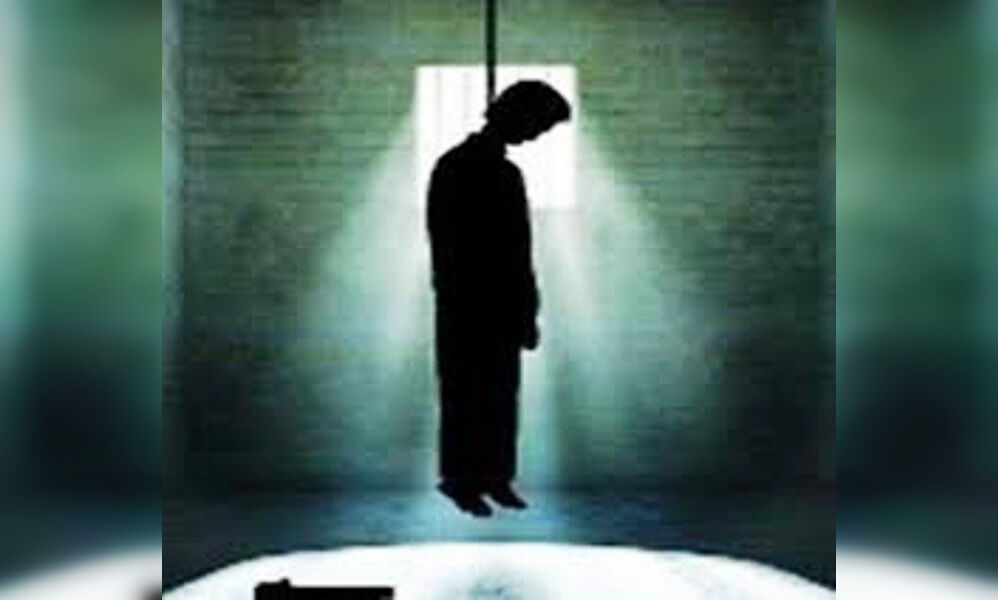 पत्नी को सोता छोड़ पति ने लगाई फांसी, देर रात जागने पर शव फंदे पर लटका मिला